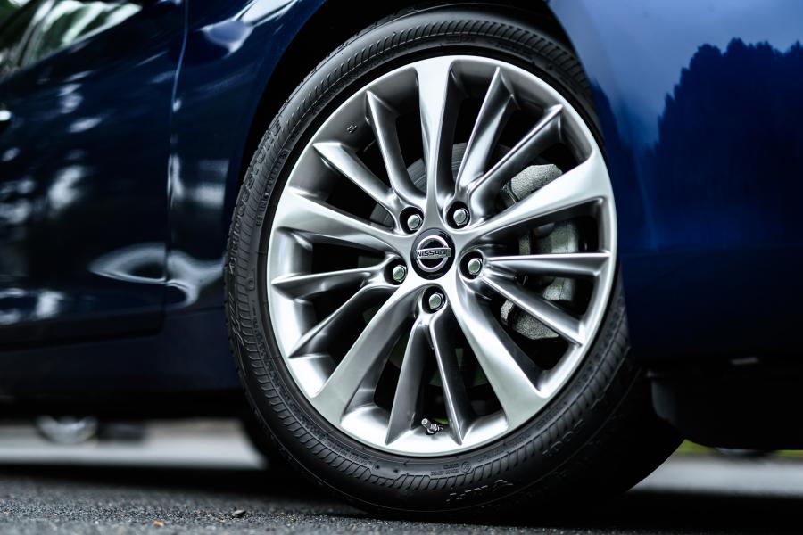Колеса Nissan Skyline GT (V37) 2019 года  (фото 4 из 19)
